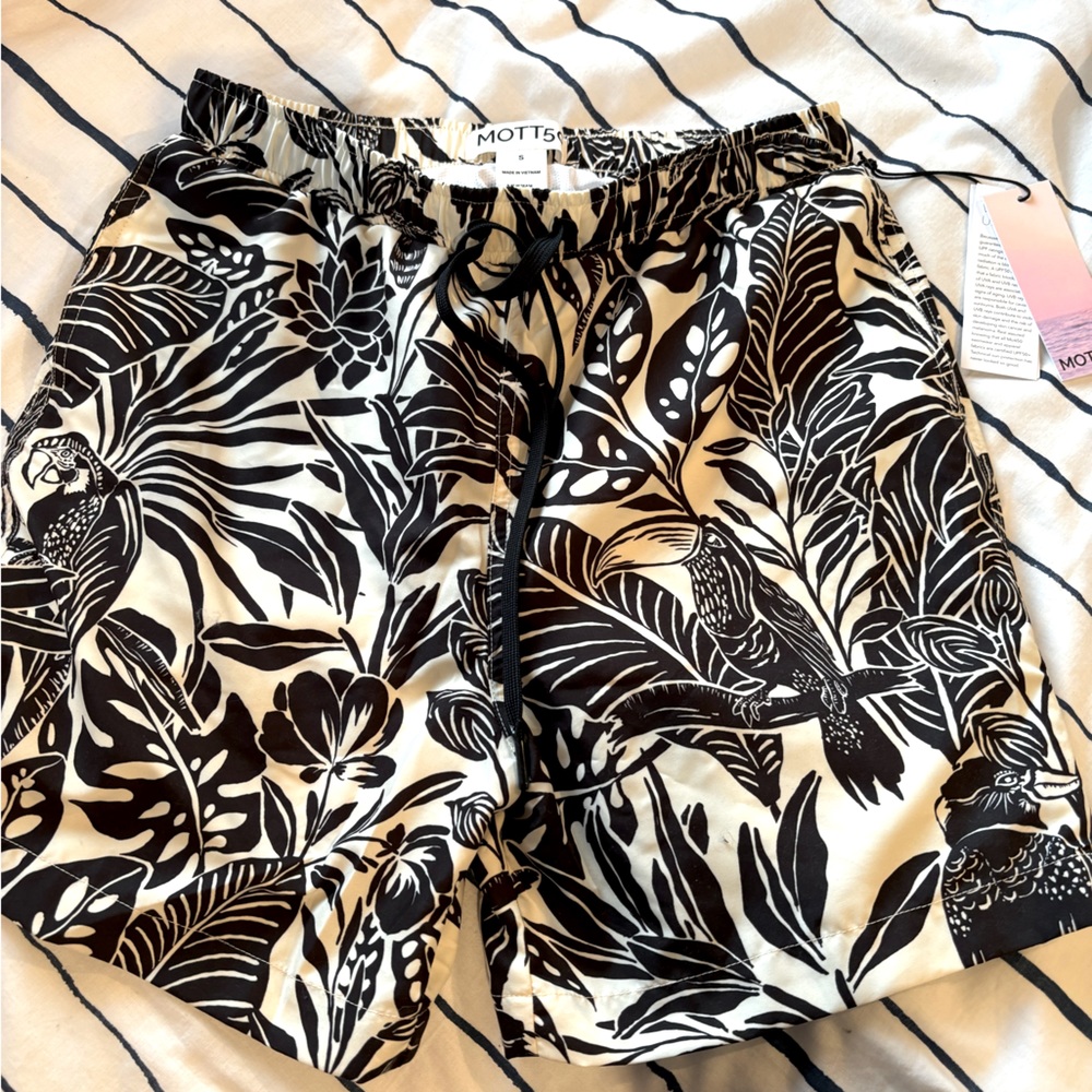 NWT never worn Mott 50 men’s swim shorts size Small